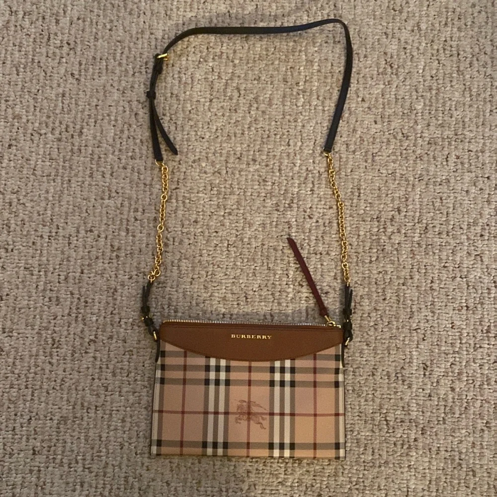 Burberry crossbody purse (zipper does not close)